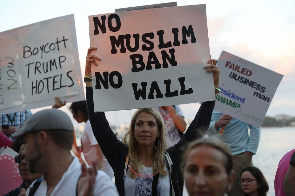 Marchan contra Trump en varios países; una protesta llegó a su residencia de descanso en Florida