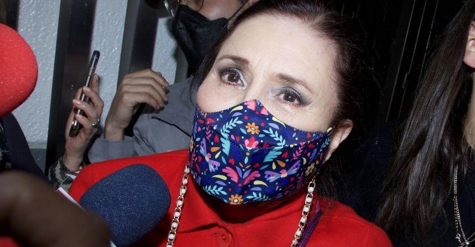 “Aquí estoy cumpliendo”: Rosario Robles entrega su pasaporte a la FGR
