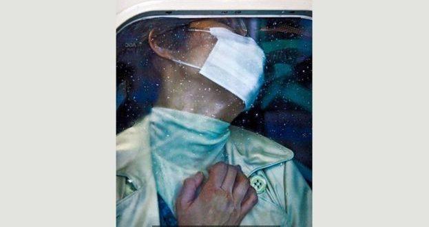 Las impactantes imágenes que muestran el sufrimiento cotidiano de viajar en el metro de Tokio