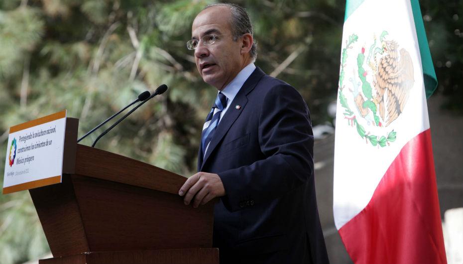 Controlado, el brote de gripe aviar: Felipe Calderón