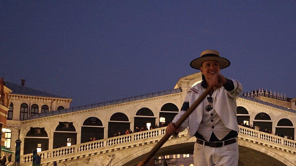 “Toda Venecia quiere saber qué tengo bajo mis pantalones”: la singular historia de Alex Hay, el primer gondolero transgénero de la historia