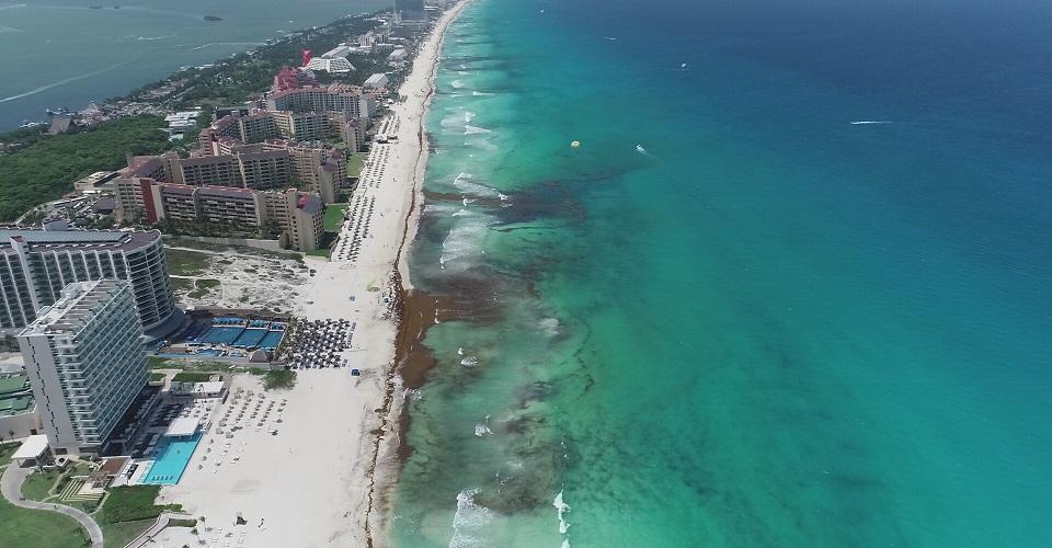 Llegan toneladas de sargazo al Caribe, pero gobierno de QRoo dice que las playas están limpias