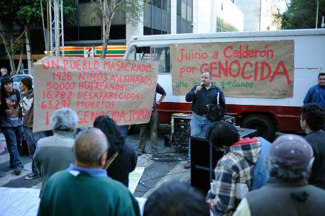 Ciudadanos “se entregan” a la PGR por denuncia contra Calderón