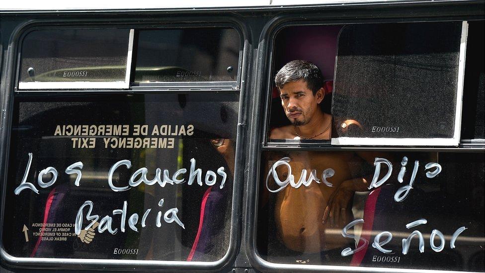 “Nos montan en camiones como cochinos”: los impactantes efectos de la crisis del transporte en Venezuela