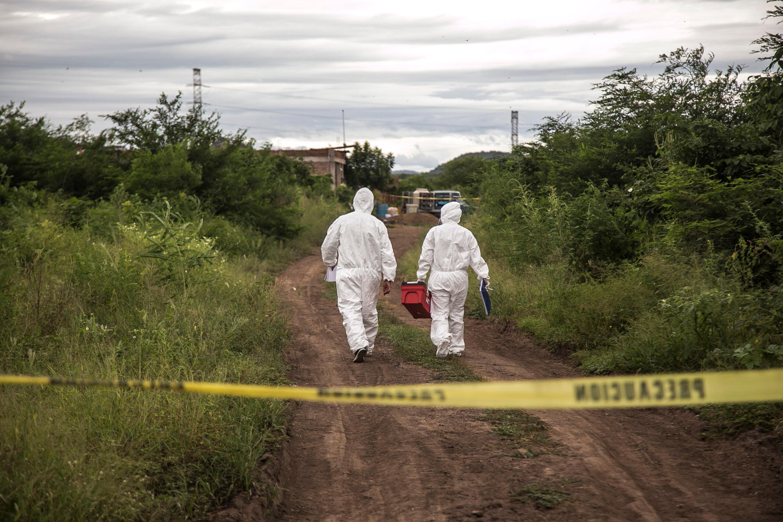 Familiares de desaparecidos encuentran más de 5 mil restos óseos calcinados en Culiacán
