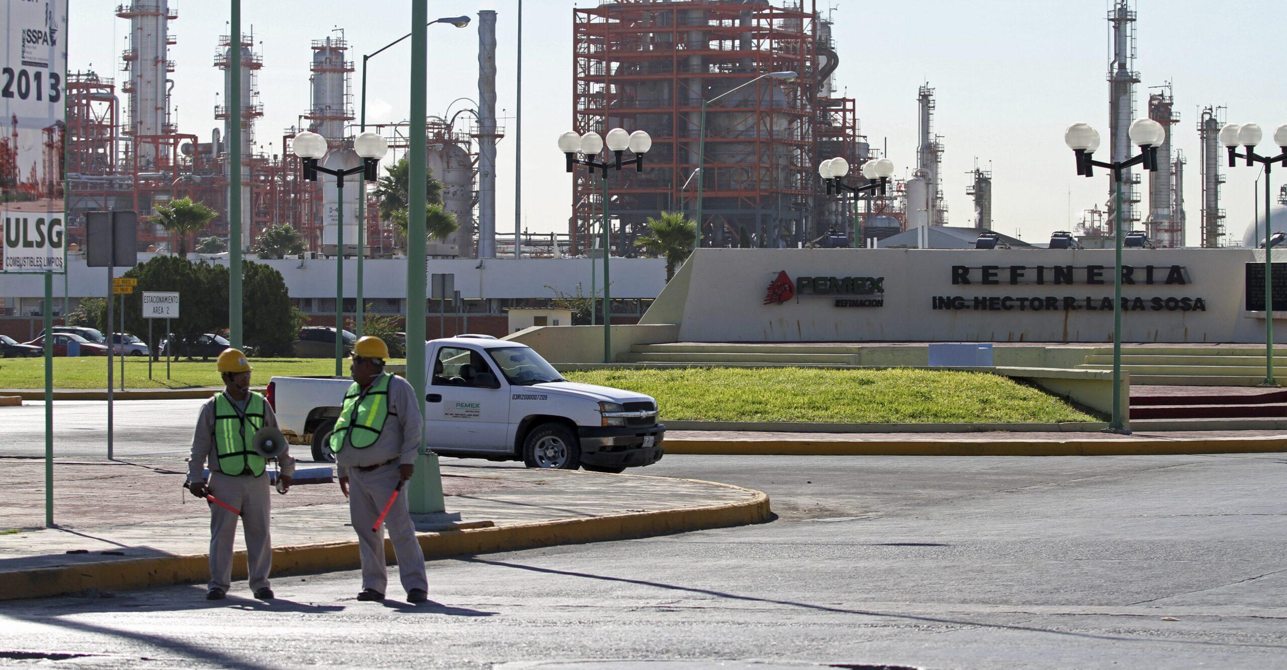 Standard & Poors baja perspectiva de calificación de Pemex a negativa por bajo desempeño de la empresa