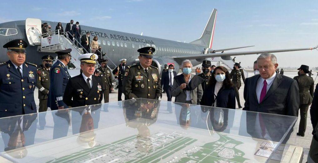 AMLO aterriza en pista de Santa Lucía para inaugurar primera fase