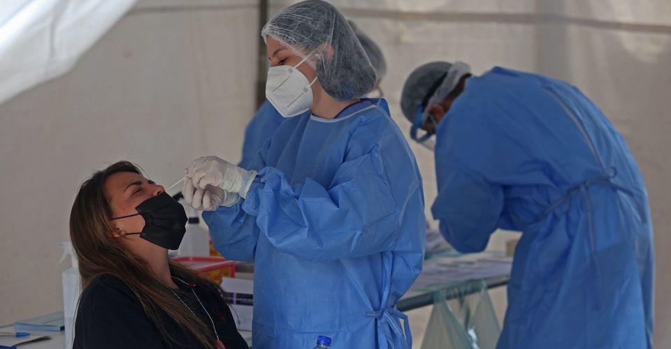 Salud registra 11 mil casos recientes y 748 muertes por COVID