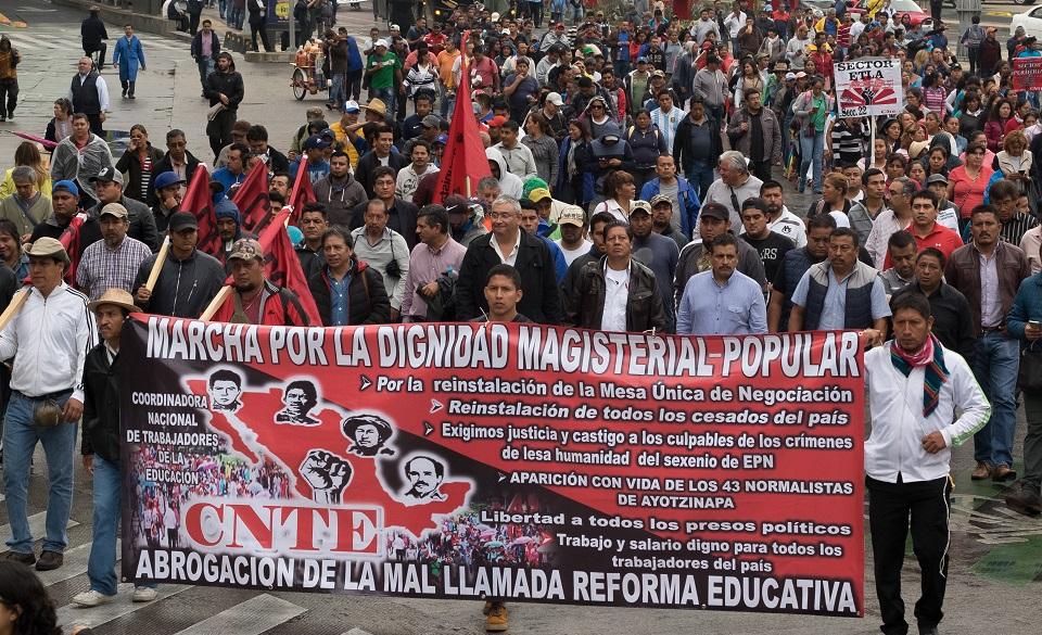 AMLO emite orden para suspender la reforma educativa de Peña; es ilegal, responden opositores