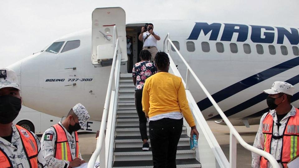 México inició en mayo una ruta aérea para expulsar al sur a miles de migrantes
