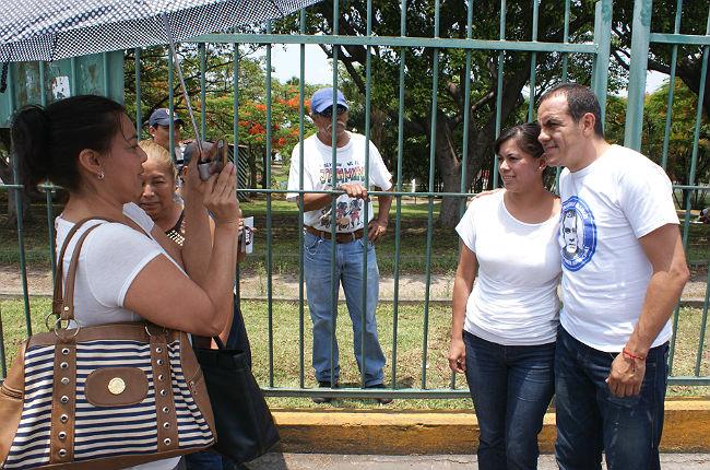 <i>Selfies</i>, autógrafos y 10 propuestas: así es un día de campaña con Cuauhtémoc Blanco
