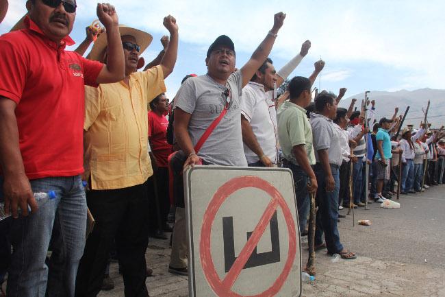 Docentes bloquean centros comerciales en Tuxtla Gutiérrez