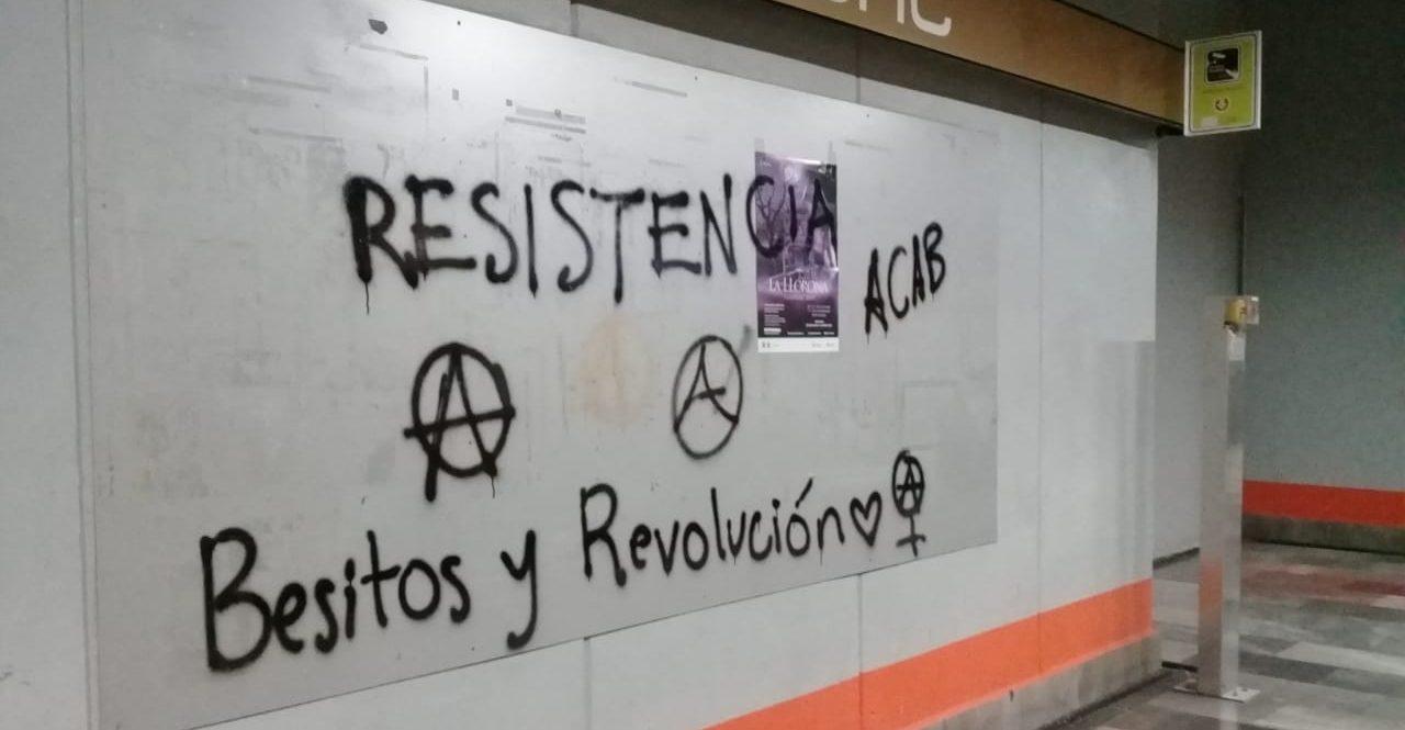 Manifestantes realizan pintas en metro Auditorio y la Embajada de Chile, en apoyo a manifestaciones