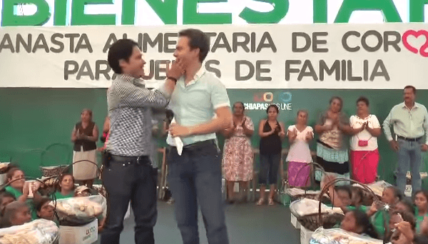 Entre cachetadas, el gobernador de Chiapas se disculpa con su colaborador en un mitin