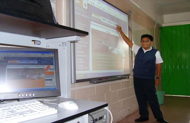 En primarias públicas, 1 computadora con internet por cada 74 alumnos
