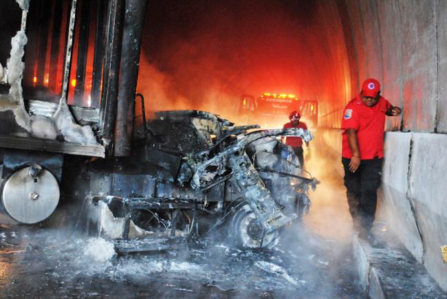 Normalistas se enfrentan con policías en Guerrero; hay 13 lesionados