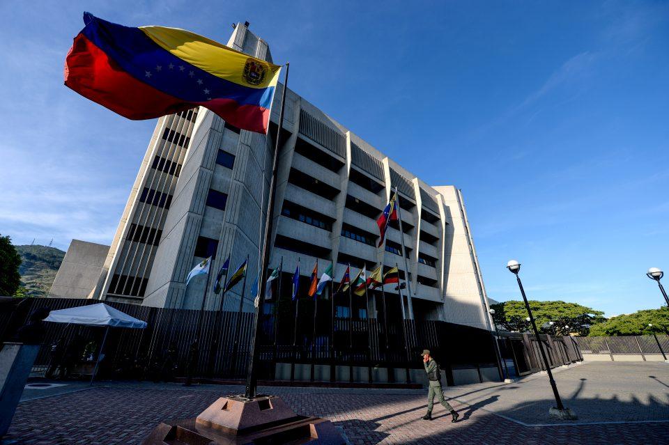 Revés a Maduro: Tribunal Supremo decide no tomar poderes de la Asamblea Nacional de Venezuela