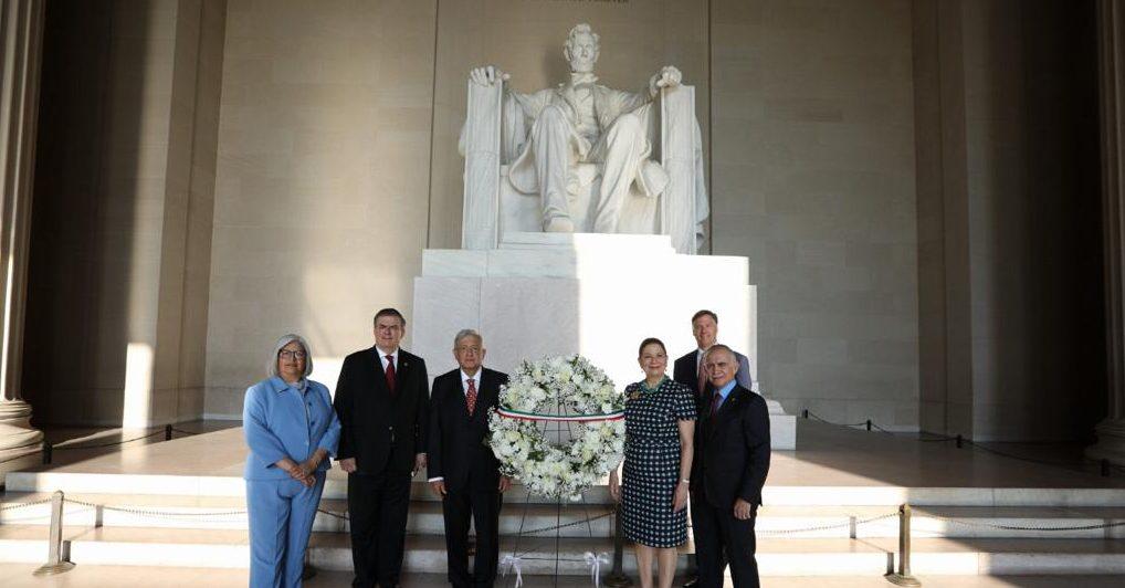En fotos: Con flores, reproches y mensajes de sus seguidores, la gira de AMLO por EU