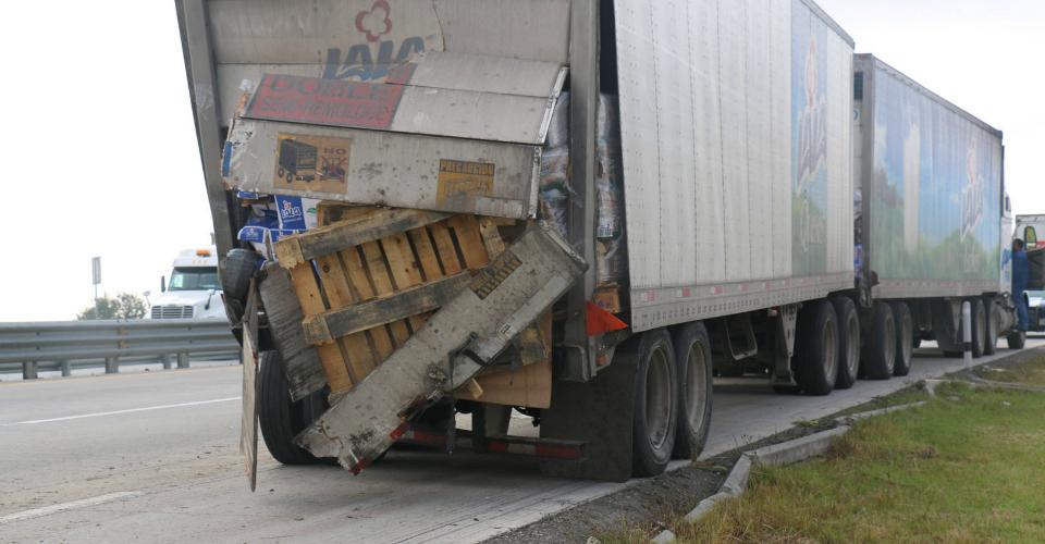Senadores posponen a enero la discusión para regular a los camiones doble remolque
