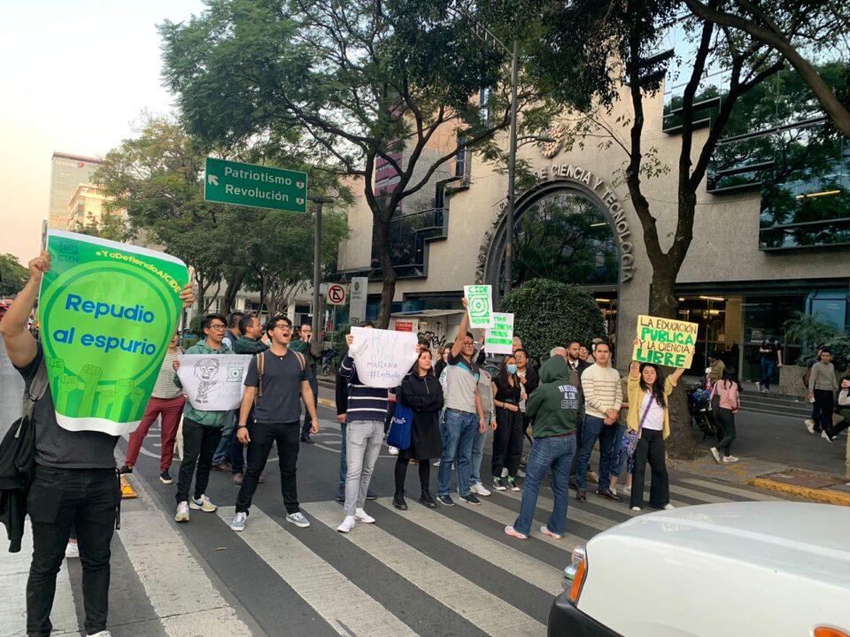 “Más ciencia, menos obediencia”: comunidad del CIDE protesta ante el Conacyt por cambio a los estatutos del centro
