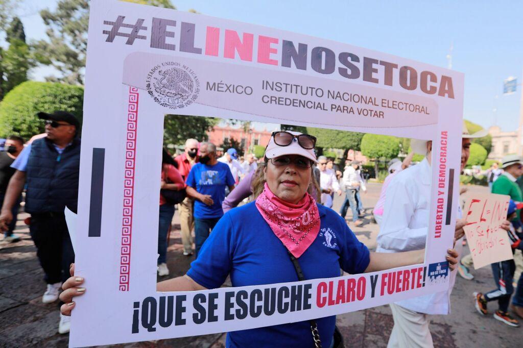 “¡Vine a defender al INE!”: marchan en contra de reforma electoral