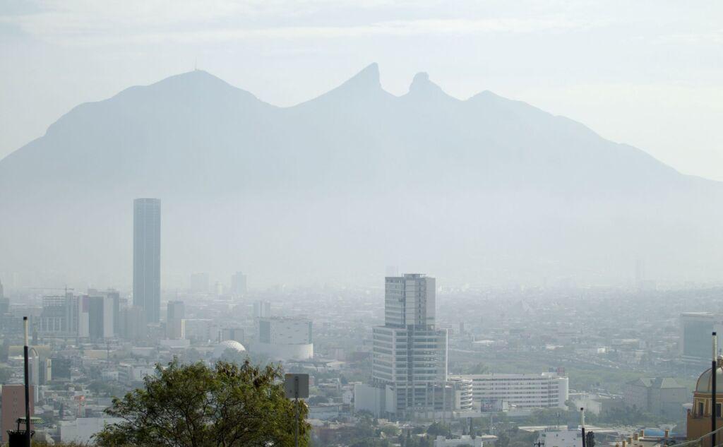 Profepa investigará a empresas por olor a gas en Monterrey; pudieron ser emisiones de la Refinería