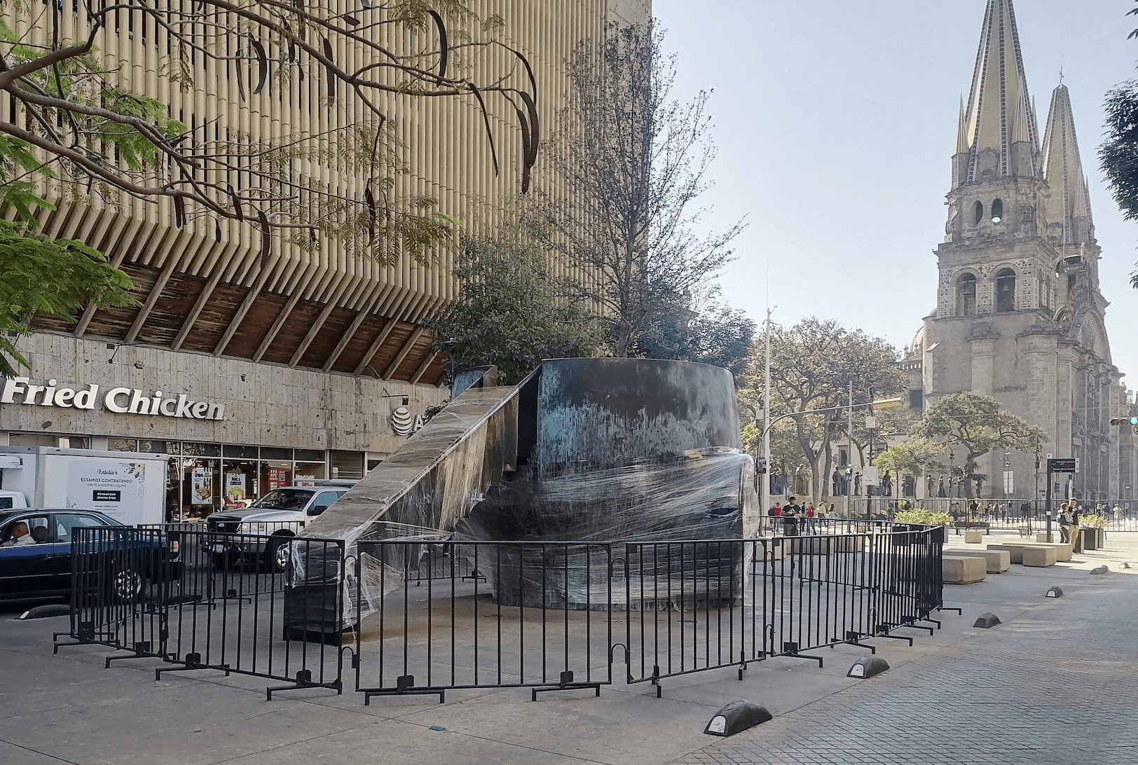 Con vallas y plástico, Jalisco protege sus monumentos y edificios ante marchas del 8M