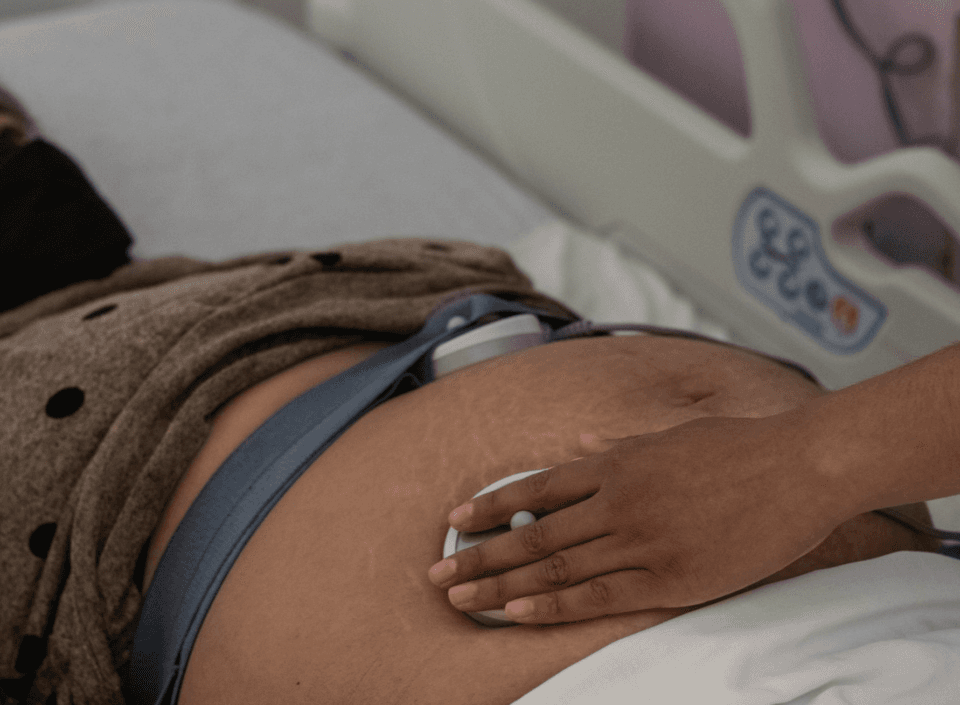 Al menos 17 años de violencias calladas e impunidad: otras 17 mujeres relatan sus historias con el “rey del parto inducido”