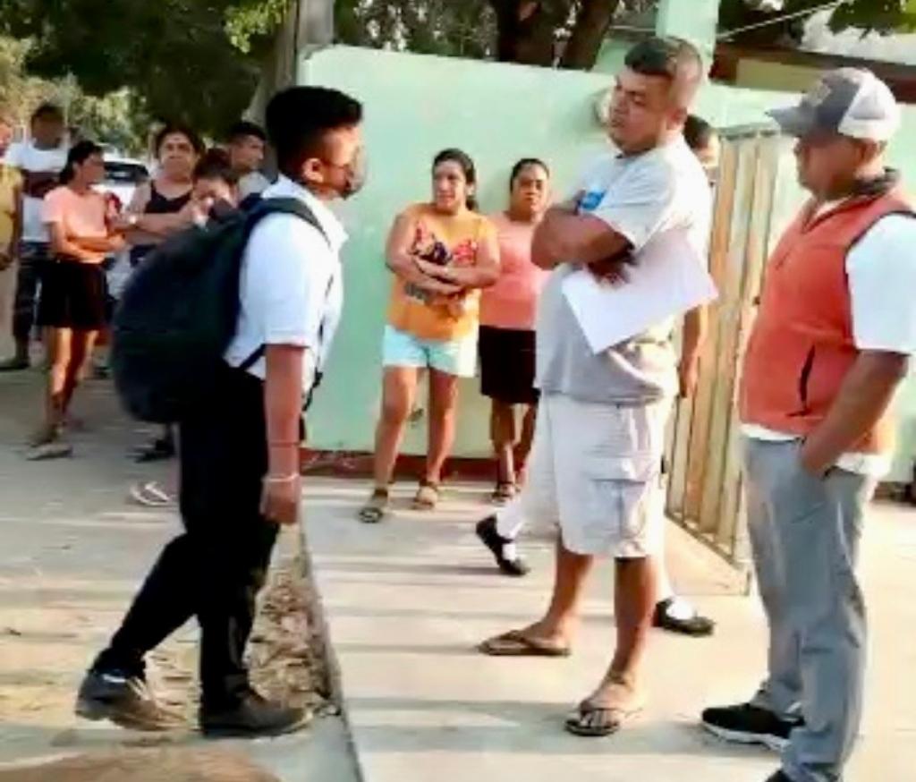 Discriminan a alumna de Oaxaca por utilizar “uniforme masculino”; le niegan la entrada a la escuela
