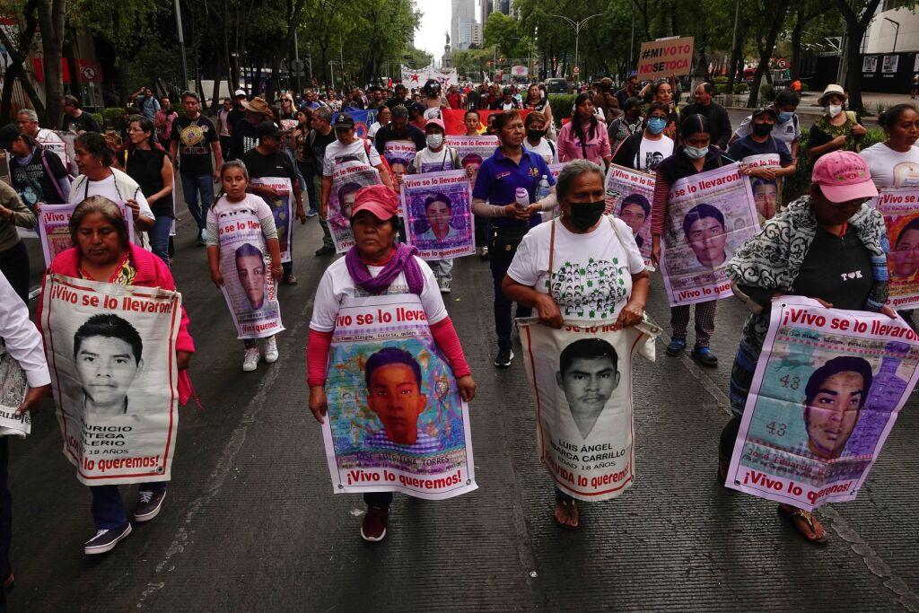 Sedena espía a familiares de los 43 normalistas de Ayotzinapa, a defensores de DH y líderes sociales