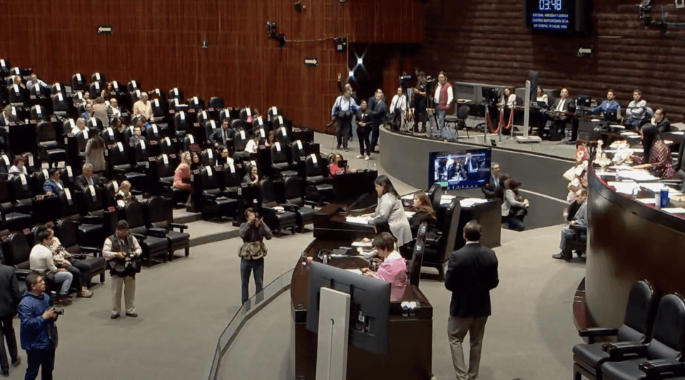 Morena aprueba reforma exprés para desaparecer al Insabi; la oposición acusa que el instituto “fracasó”