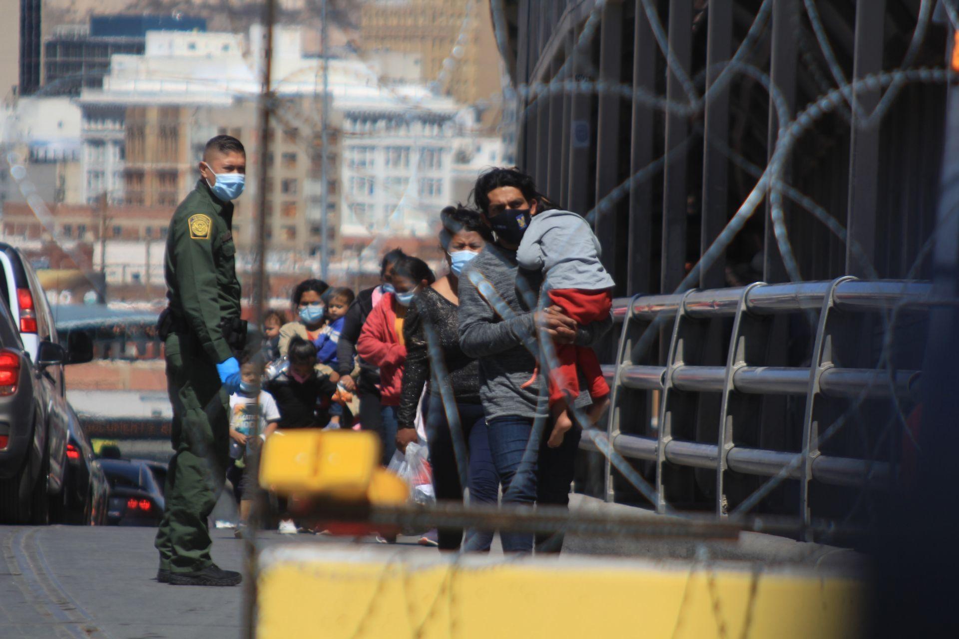 Cierran puente internacional en Ciudad Juárez, Chihuahua, durante cuatro horas tras concentración de migrantes