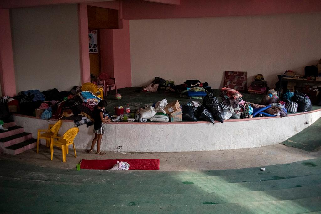 "Gente mala nos echó bombas”: Por violencia, pobladores de El Caracol, Guerrero, abandonan su hogar