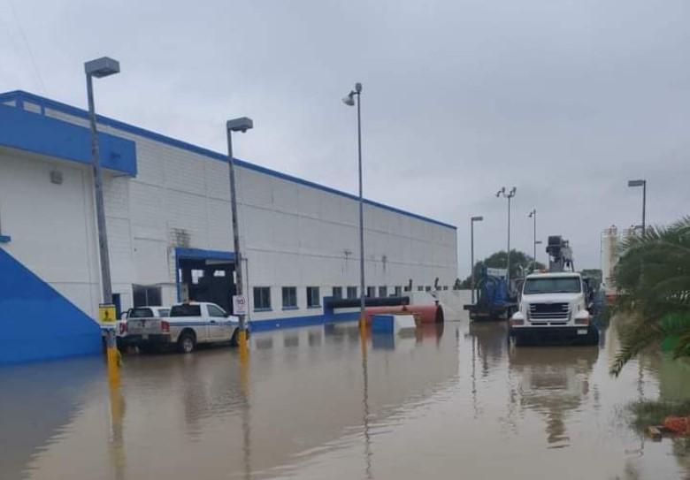 Inundación por lluvias deja sin agua a 160 colonias de siete municipios de Monterrey
