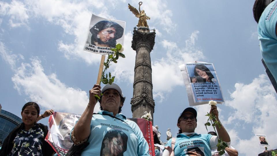 '¡Hijo, escucha, tu madre está en la lucha!': familias de desaparecidos reclaman al Estado