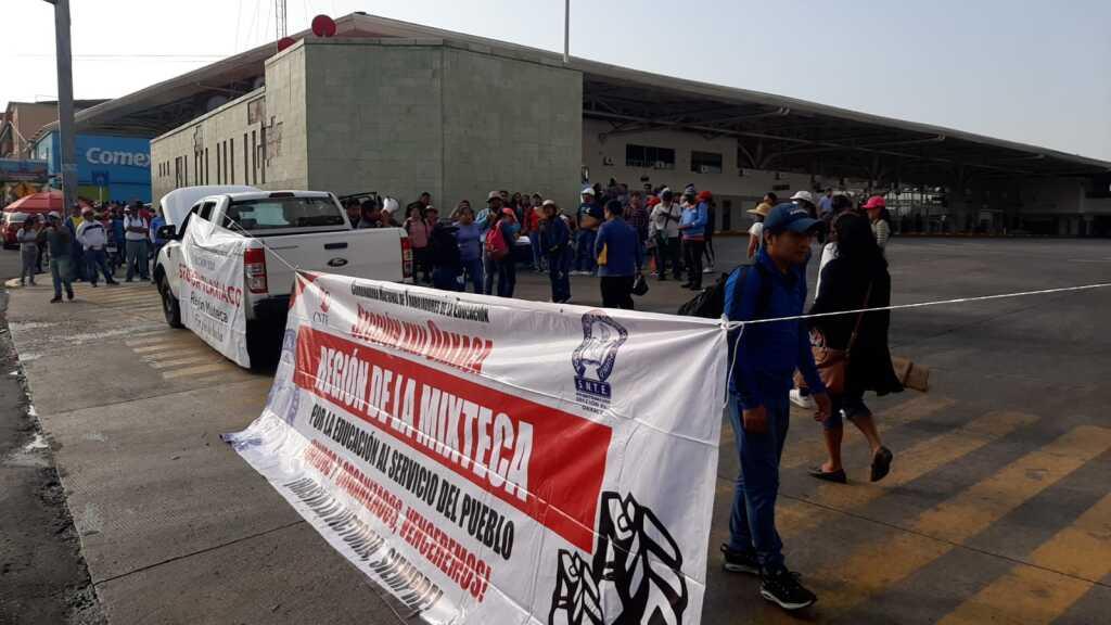 Paro de maestros del CNTE en Oaxaca cumple 48 horas: bloquean aeropuerto y central camionera