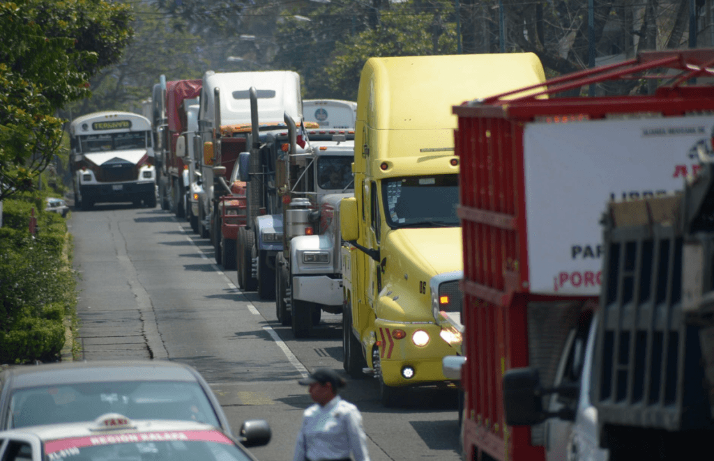 Transportistas de Veracruz protestan por presuntas extorsiones y abusos de la Guardia Nacional