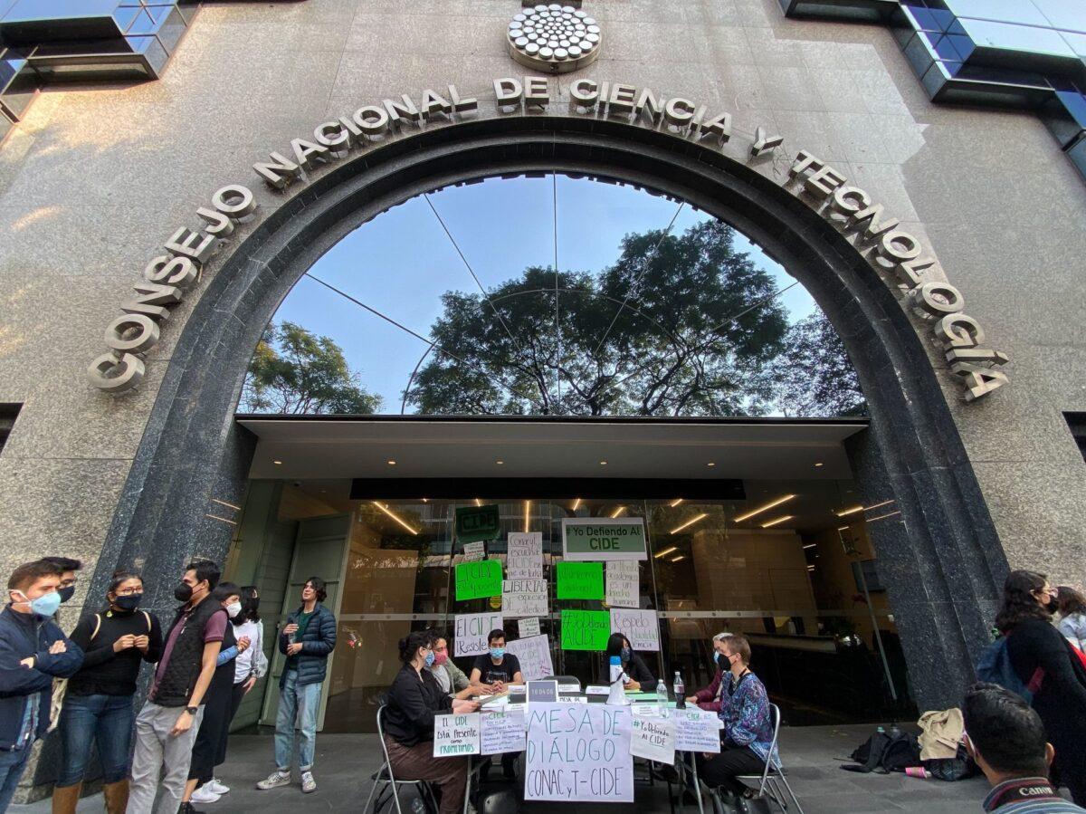 Conahcyt deja sin becas a estudiantes de posgrado: hay 450 afectados solo en CDMX