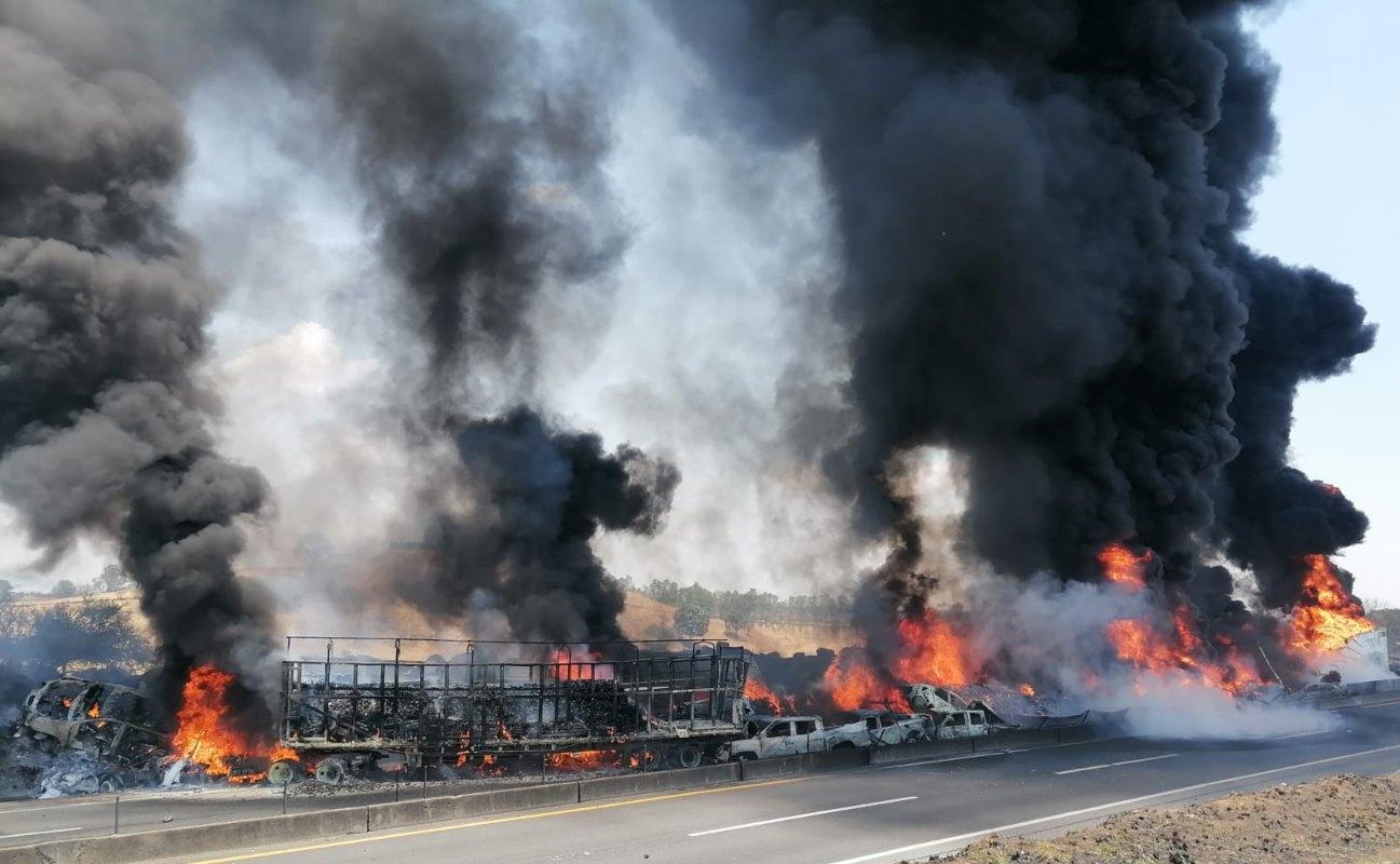 Chocan 16 vehículos en la autopista a Los Altos en Jalisco; hay seis muertos y 21 lesionados
