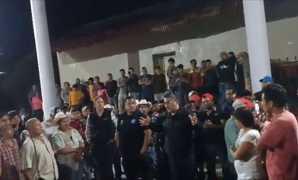 Pobladores de Chapulhuacán amenazan con linchar a alcalde y a policías, tras feminicidio de menor