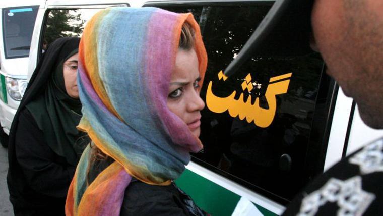 La policía moral de Irán reanudará la vigilancia de las mujeres en las calles para garantizar el uso del velo