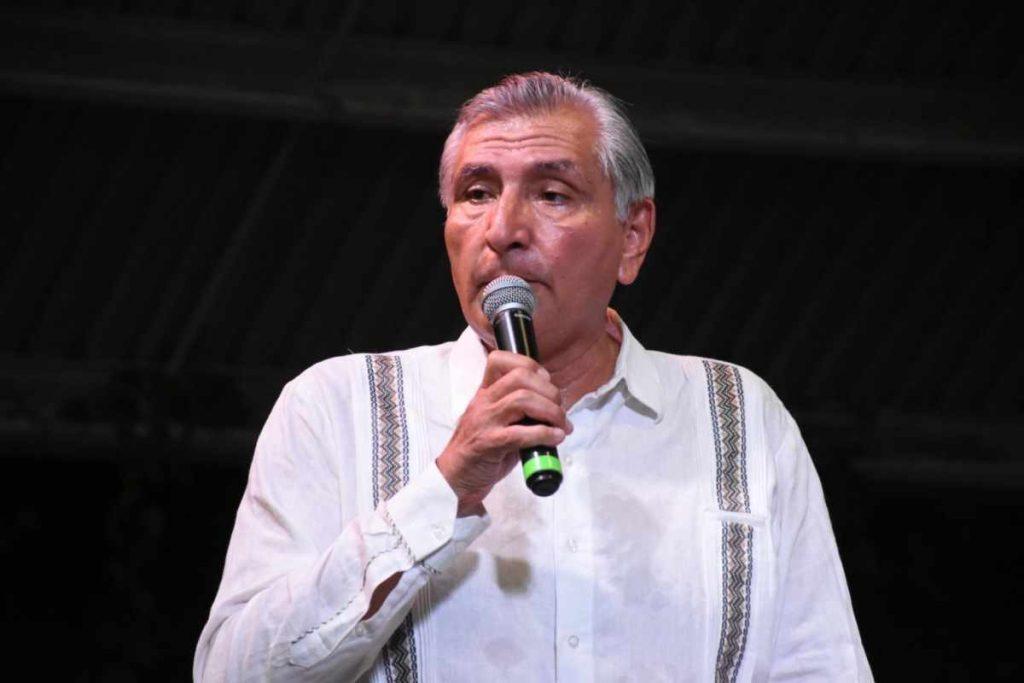Adán Augusto López afirma que quitar espectaculares a su favor es 'tarea de la autoridad'