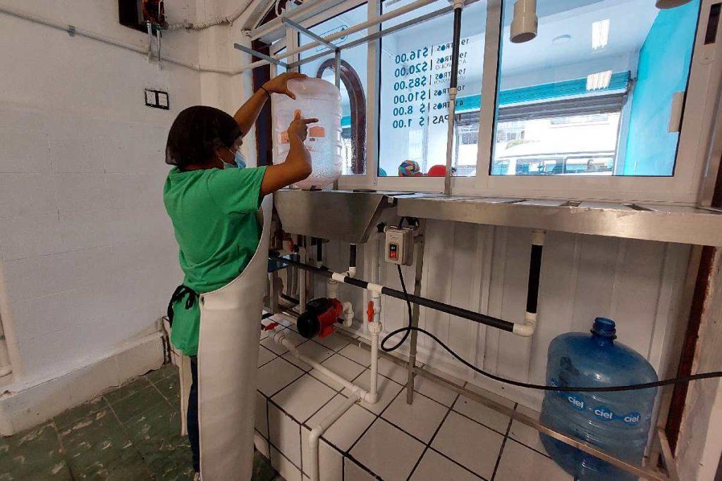 Una purificadora de agua da empleo a personas en situación de calle en la CDMX