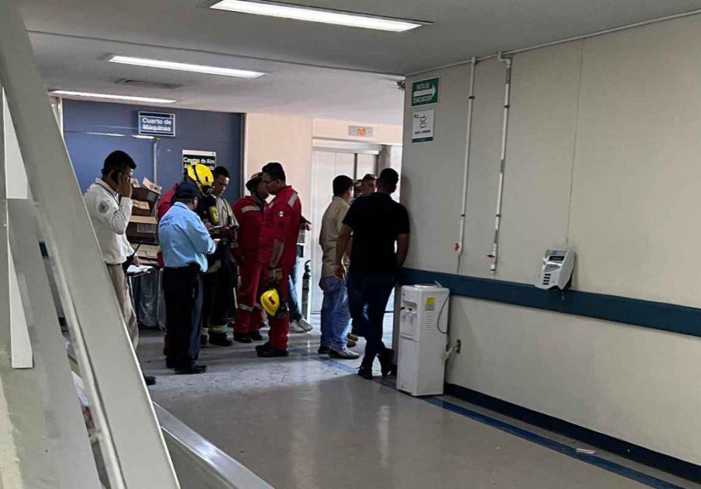 Falla elevador en hospital del IMSS en Guadalajara; rescatan a 8 personas ilesas
