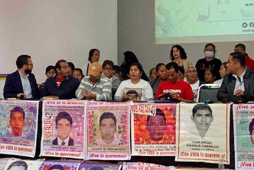 Padres de Ayotzinapa exigen reunión con AMLO y acceso a información que negó Sedena