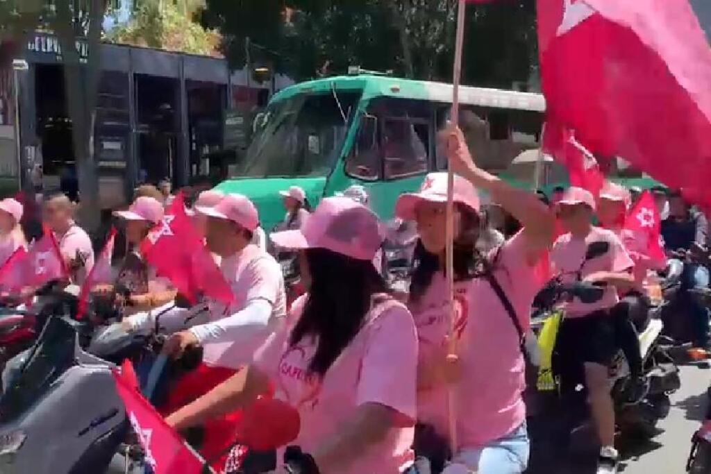 Simpatizantes y políticos de Morena arriban al Centro rumbo al mitin de AMLO en el Zócalo