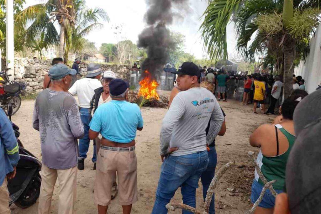 Pobladores de Ixil, Yucatán, protestan por intento de despojo de tierras ejidales; se enfrentan con policías
