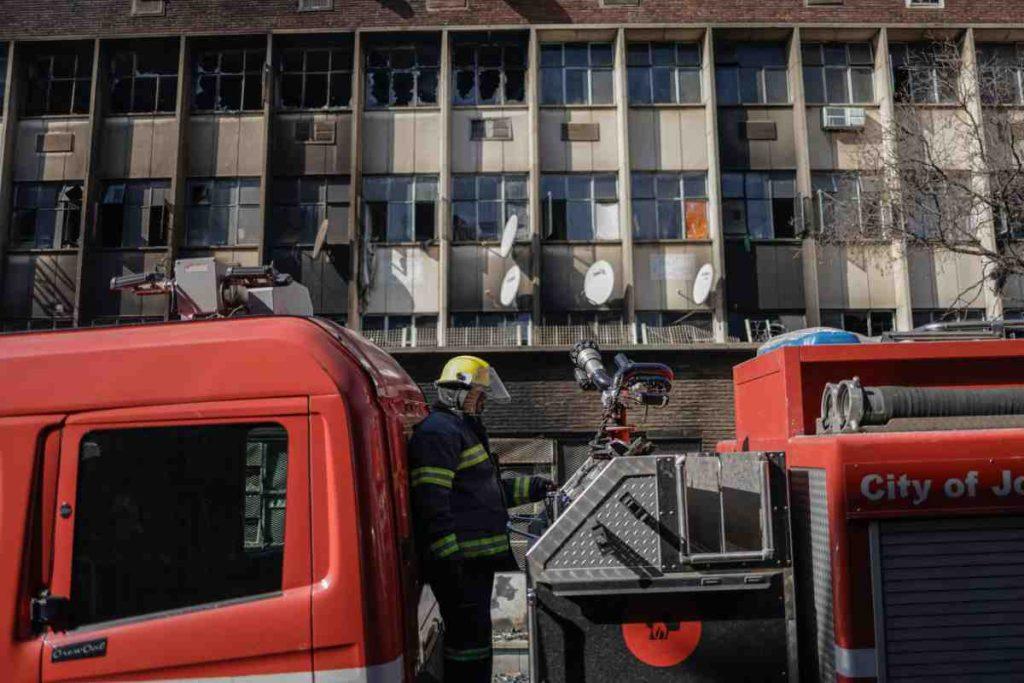 Incendio en edificio de Johannesburgo deja 74 muertos