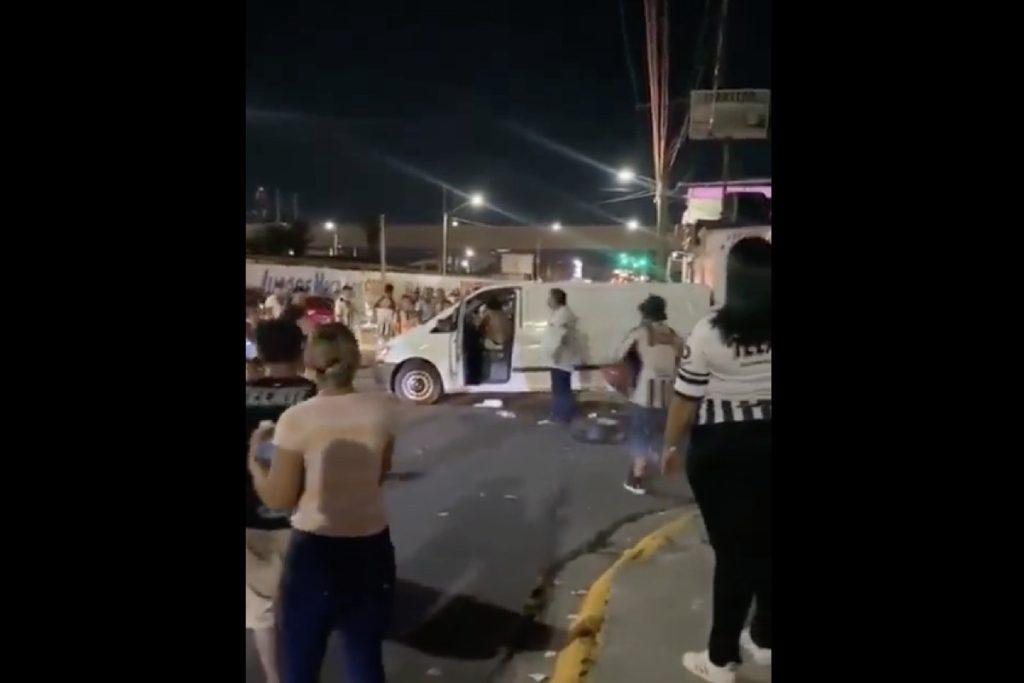 Nuevo León: Aficionados del Monterrey golpean a paramédicos y dañan ambulancia tras partido