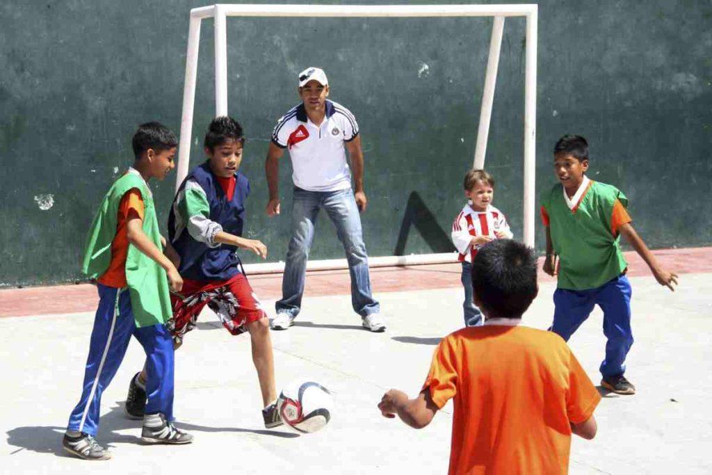SCJN invalida “ley anticascarita” en Jalisco y multas por jugar futbol en la calle